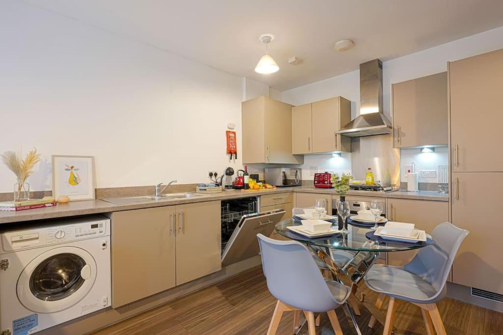 Luxury Campbell Park Apartments: Central MK Balcony Stay Milton Keynes Exterior photo