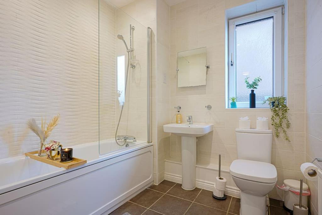 Luxury Campbell Park Apartments: Central MK Balcony Stay Milton Keynes Exterior photo