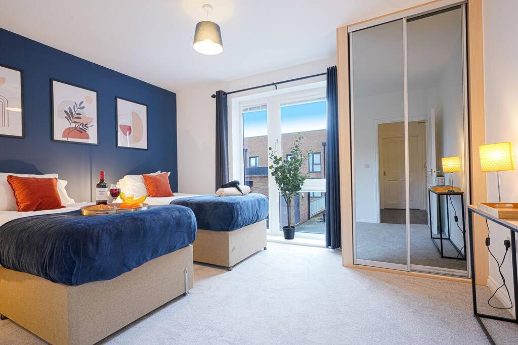 Luxury Campbell Park Apartments: Central MK Balcony Stay Milton Keynes Exterior photo